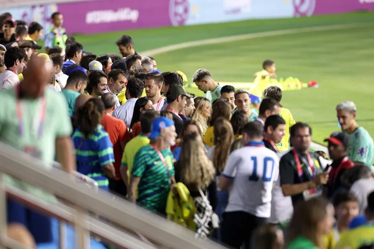 Ovako je izgledao trening Brazilaca nakon pobjede kojom su osigurali okr&scaron;aj s Hrvatskom, pojavila se i misteriozna ljepotica