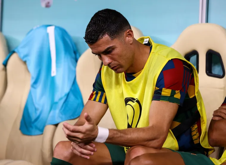 Očajni Cristiano Ronaldo s klupe za pričuve gleda kako Portugal igra ključnu utakmicu na Mundijalu. Njegovo lice govori sve