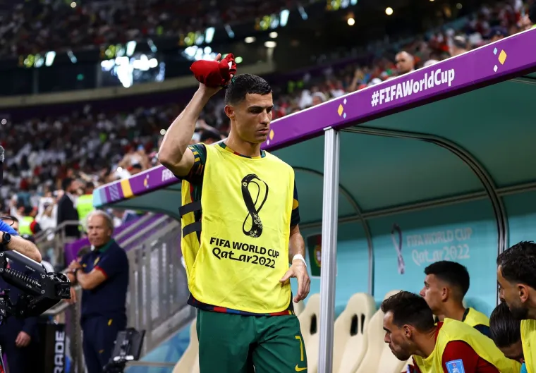 Očajni Cristiano Ronaldo s klupe za pričuve gleda kako Portugal igra ključnu utakmicu na Mundijalu. Njegovo lice govori sve