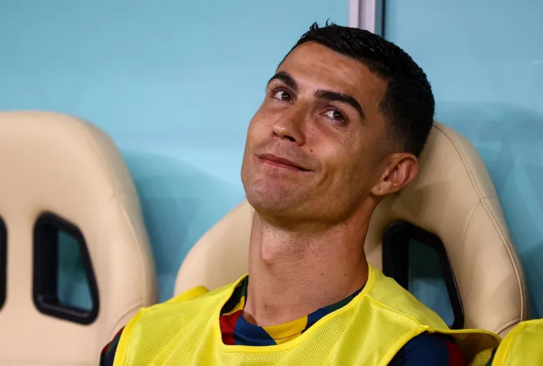 Očajni Cristiano Ronaldo s klupe za pričuve gleda kako Portugal igra ključnu utakmicu na Mundijalu. Njegovo lice govori sve