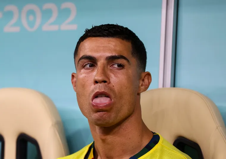 Očajni Cristiano Ronaldo s klupe za pričuve gleda kako Portugal igra ključnu utakmicu na Mundijalu. Njegovo lice govori sve