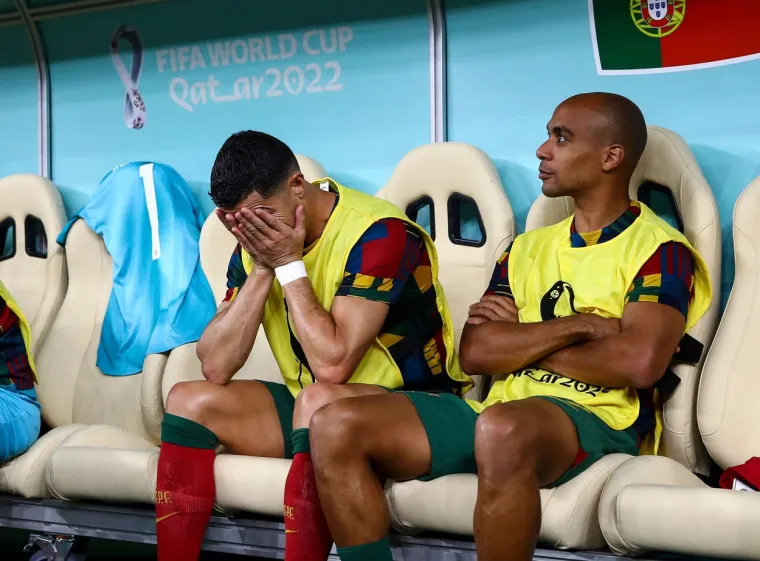 Očajni Cristiano Ronaldo s klupe za pričuve gleda kako Portugal igra ključnu utakmicu na Mundijalu. Njegovo lice govori sve