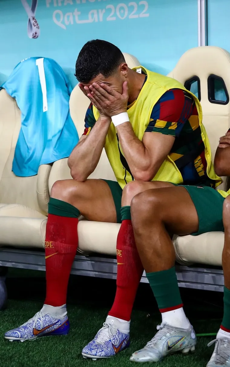 Očajni Cristiano Ronaldo s klupe za pričuve gleda kako Portugal igra ključnu utakmicu na Mundijalu. Njegovo lice govori sve