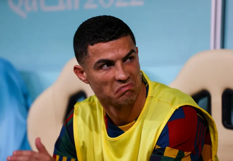 Očajni Cristiano Ronaldo s klupe za pričuve gleda kako Portugal igra ključnu utakmicu na Mundijalu. Njegovo lice govori sve