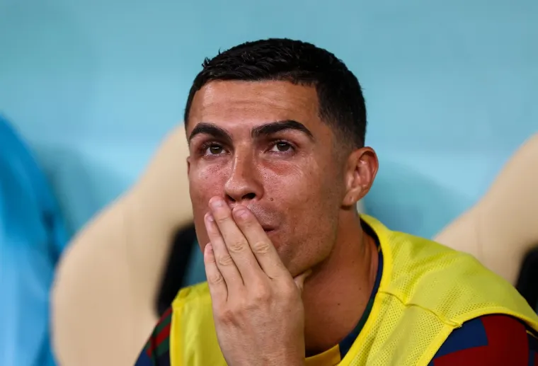 Očajni Cristiano Ronaldo s klupe za pričuve gleda kako Portugal igra ključnu utakmicu na Mundijalu. Njegovo lice govori sve