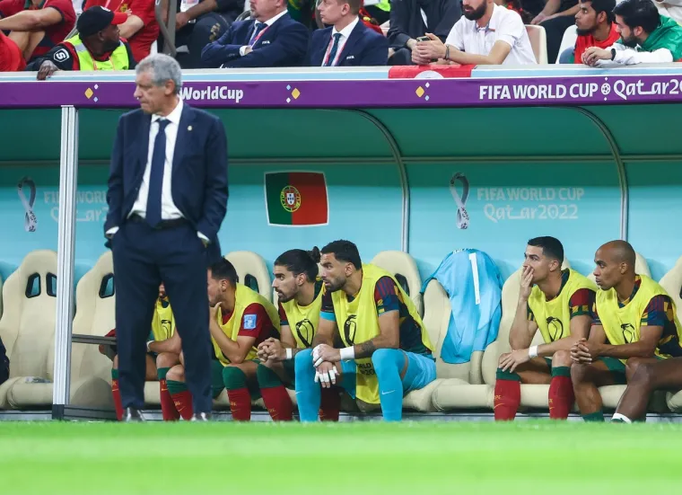 Očajni Cristiano Ronaldo s klupe za pričuve gleda kako Portugal igra ključnu utakmicu na Mundijalu. Njegovo lice govori sve