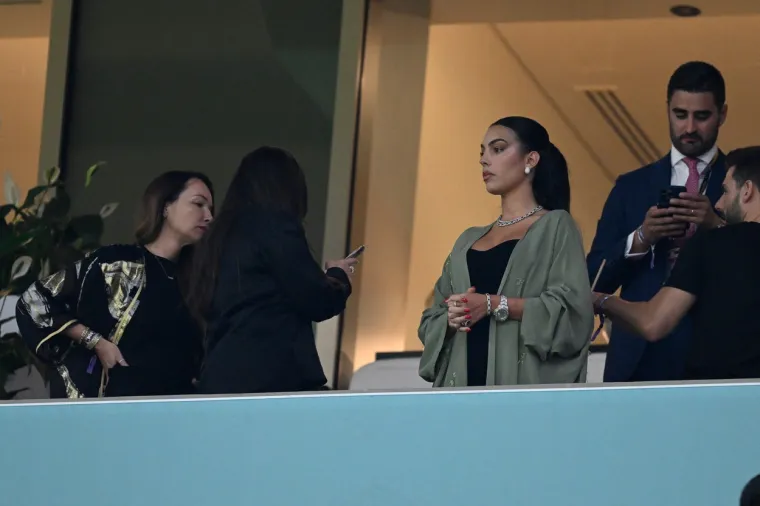 Pogledajte što je Ronaldova partnerica, prelijepa Georgina, radila u svečanoj loži dok je Cristiano prolazio kroz 'pakao'