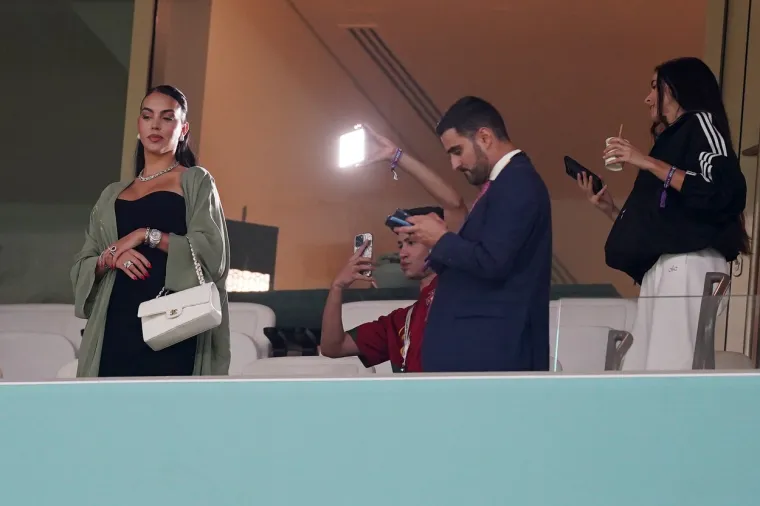 Pogledajte što je Ronaldova partnerica, prelijepa Georgina, radila u svečanoj loži dok je Cristiano prolazio kroz 'pakao'