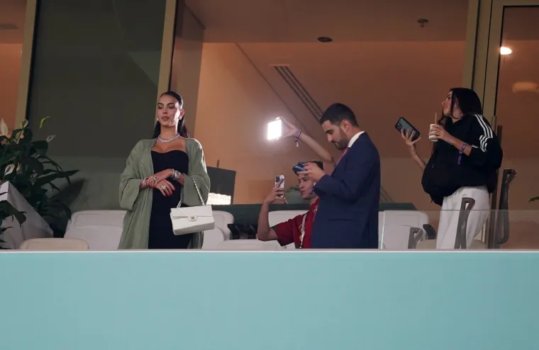Pogledajte što je Ronaldova partnerica, prelijepa Georgina, radila u svečanoj loži dok je Cristiano prolazio kroz 'pakao'