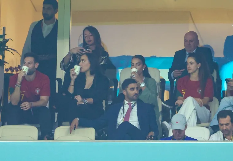 Pogledajte &scaron;to je Ronaldova partnerica, prelijepa Georgina, radila u svečanoj loži dok je Cristiano prolazio kroz 'pakao'