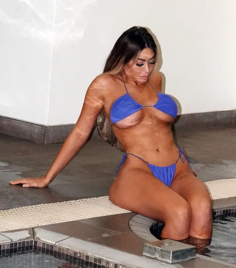 Golišava Chloe Ferry pokazala svoje bujno tijelo usred toplica: Minijaturni bikini je jedva skrivao strateška mjesta