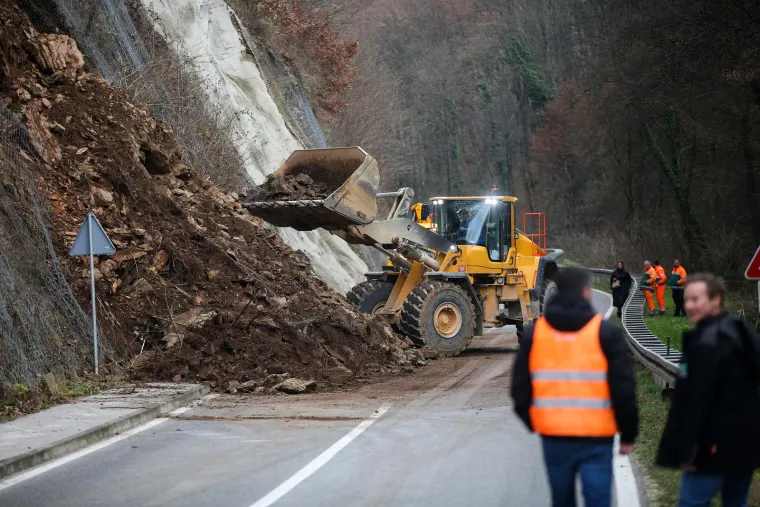 Veliki odron kamenja i zemlje u blizini Pregrade, promet je blokiran
