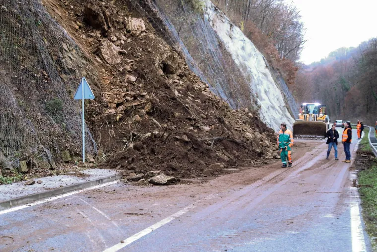 Veliki odron kamenja i zemlje u blizini Pregrade, promet je blokiran