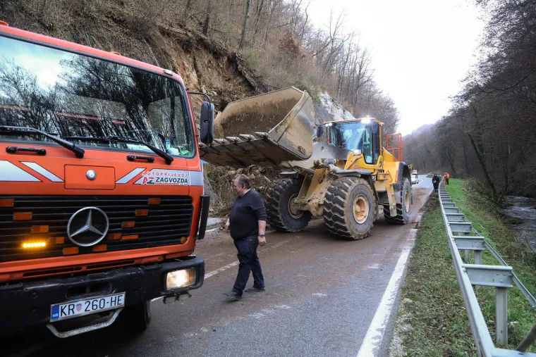 Veliki odron kamenja i zemlje u blizini Pregrade, promet je blokiran