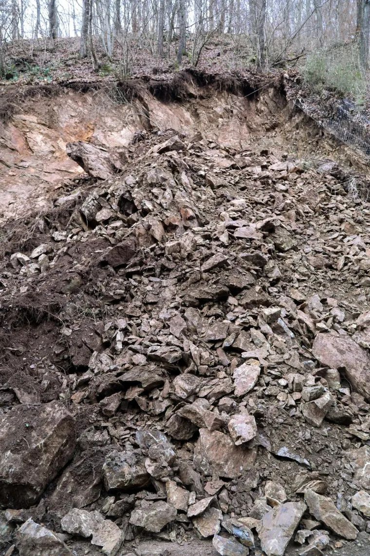 Veliki odron kamenja i zemlje u blizini Pregrade, promet je blokiran