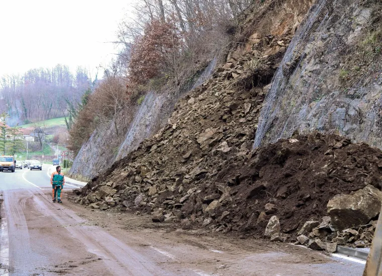 Veliki odron kamenja i zemlje u blizini Pregrade, promet je blokiran