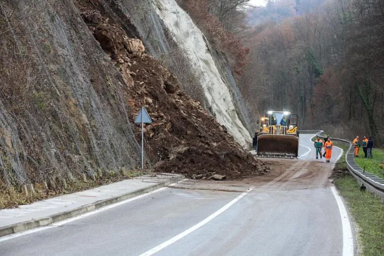 Veliki odron kamenja i zemlje u blizini Pregrade, promet je blokiran