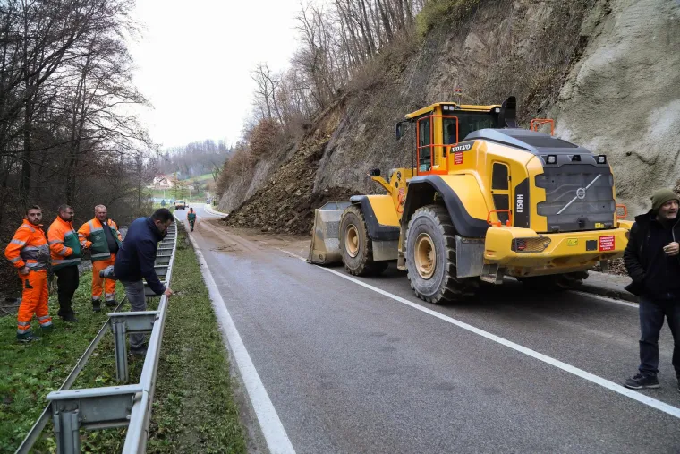 Veliki odron kamenja i zemlje u blizini Pregrade, promet je blokiran