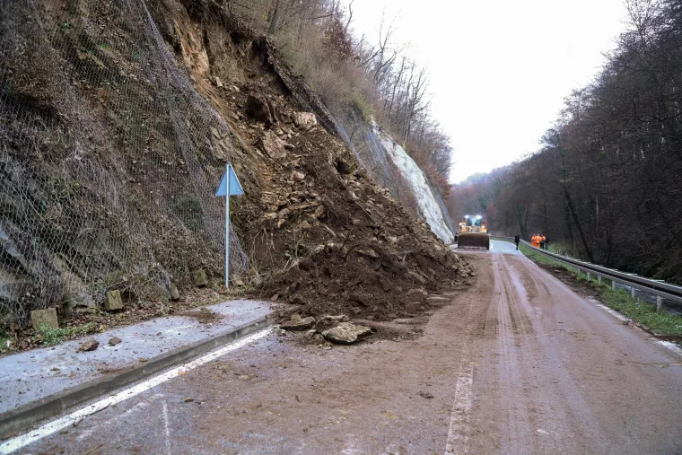 Veliki odron kamenja i zemlje u blizini Pregrade, promet je blokiran