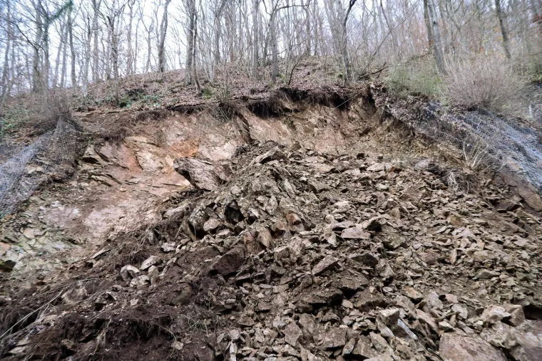 Veliki odron kamenja i zemlje u blizini Pregrade, promet je blokiran