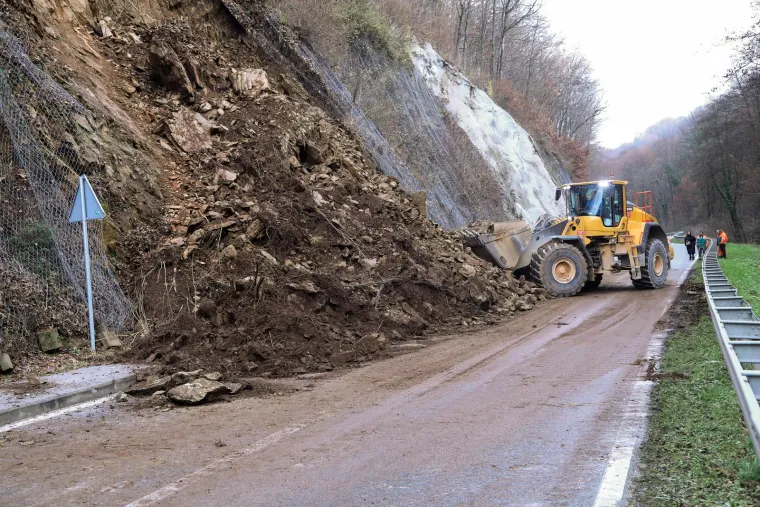 Veliki odron kamenja i zemlje u blizini Pregrade, promet je blokiran