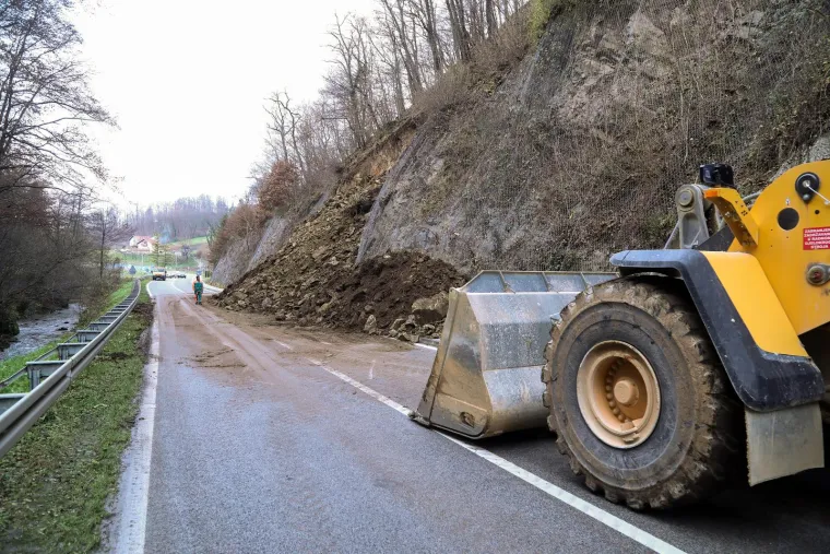 Veliki odron kamenja i zemlje u blizini Pregrade, promet je blokiran