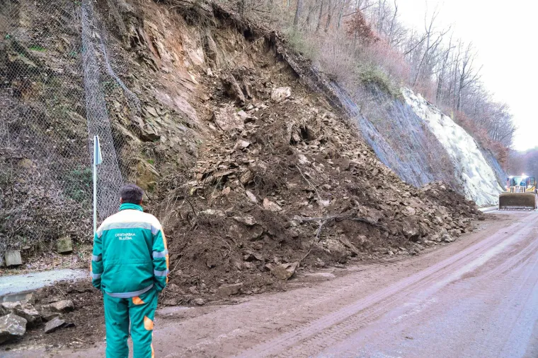 Veliki odron kamenja i zemlje u blizini Pregrade, promet je blokiran