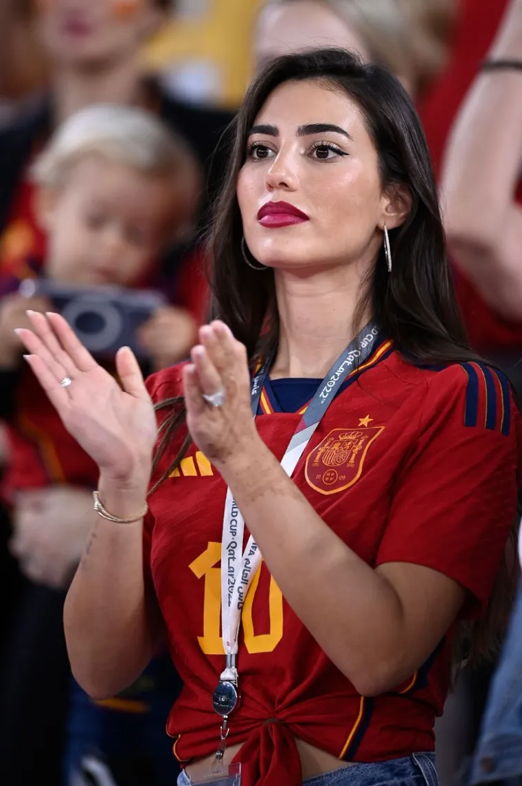 Nepoznata crnka u &scaron;panjolskom dresu zasjenila sve na stadionu: Traži se žena koja izgleda kao da nije s ovog svijeta, ona sjaji