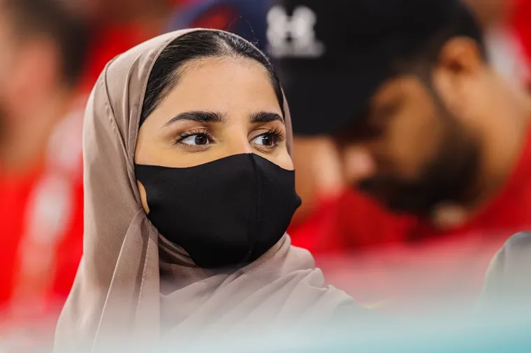 Nepoznata crnka u &scaron;panjolskom dresu zasjenila sve na stadionu: Traži se žena koja izgleda kao da nije s ovog svijeta, ona sjaji