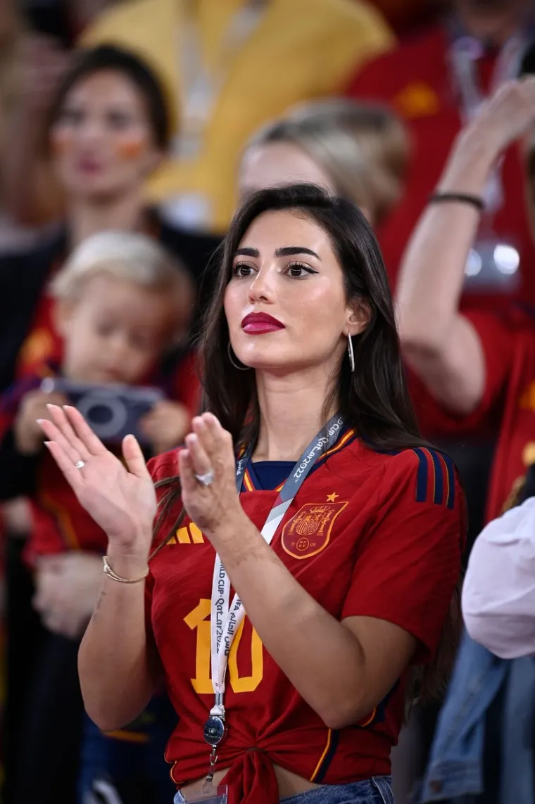 Nepoznata crnka u &scaron;panjolskom dresu zasjenila sve na stadionu: Traži se žena koja izgleda kao da nije s ovog svijeta, ona sjaji