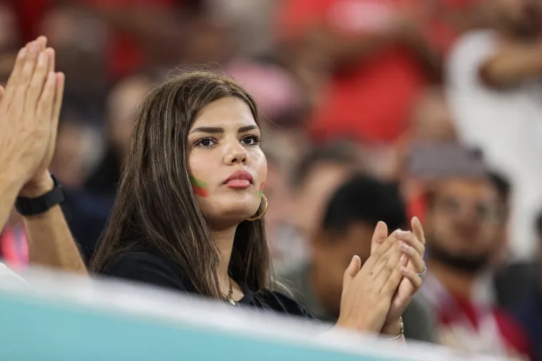 Nepoznata crnka u &scaron;panjolskom dresu zasjenila sve na stadionu: Traži se žena koja izgleda kao da nije s ovog svijeta, ona sjaji