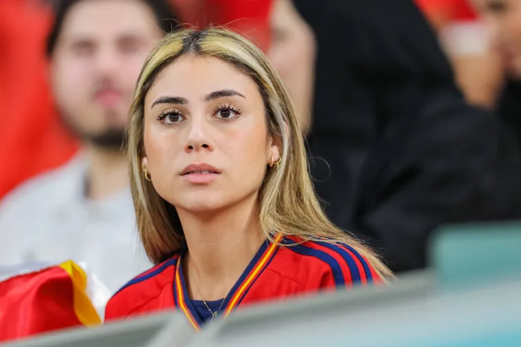 Nepoznata crnka u &scaron;panjolskom dresu zasjenila sve na stadionu: Traži se žena koja izgleda kao da nije s ovog svijeta, ona sjaji