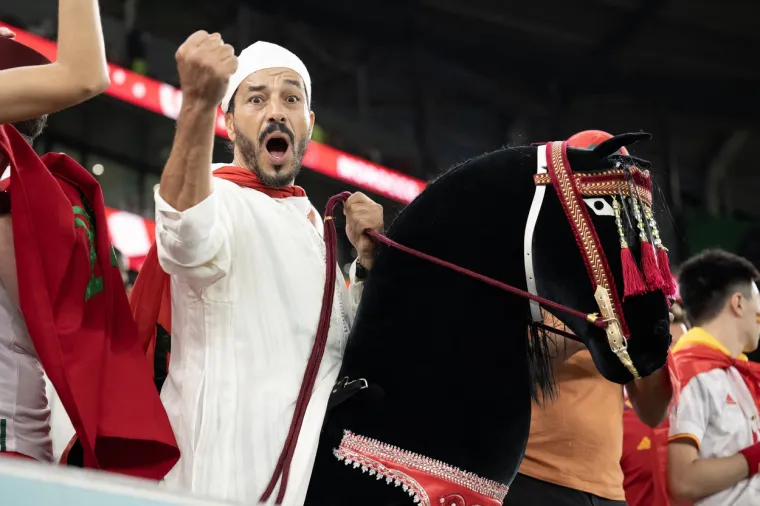 Nepoznata crnka u &scaron;panjolskom dresu zasjenila sve na stadionu: Traži se žena koja izgleda kao da nije s ovog svijeta, ona sjaji