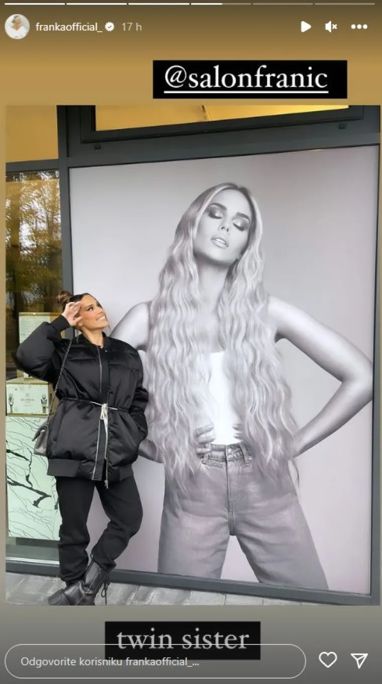 Pjevačica je fotografije s otvorenja salona Franić podijelila na svom Instagramu. &quot;I tako sam skočila u salon Franić i srela svoju plavokosu sestru blizanku!&quot;, napisala je u opisu objave na kojoj pozira pored reklame na kojoj je njena fotografija.