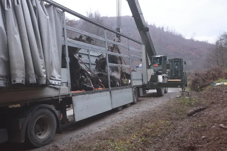MORH odvukao ostatke palog zrakoplova  kamionom