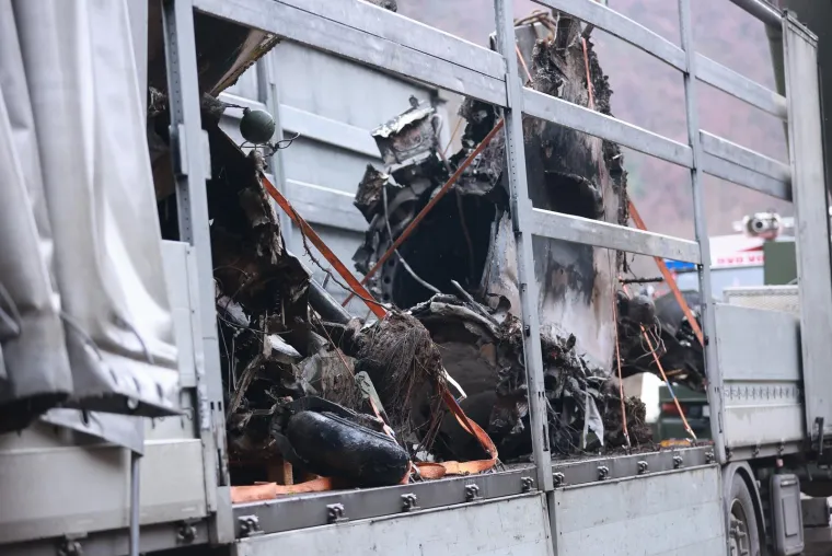 MORH odvukao ostatke palog zrakoplova  kamionom