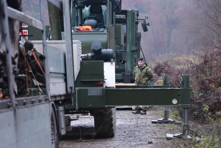 MORH odvukao ostatke palog zrakoplova  kamionom