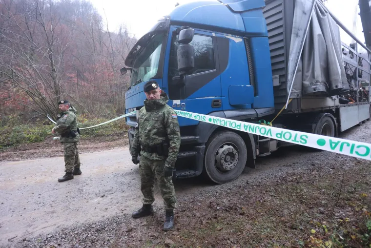 MORH odvukao ostatke palog zrakoplova  kamionom