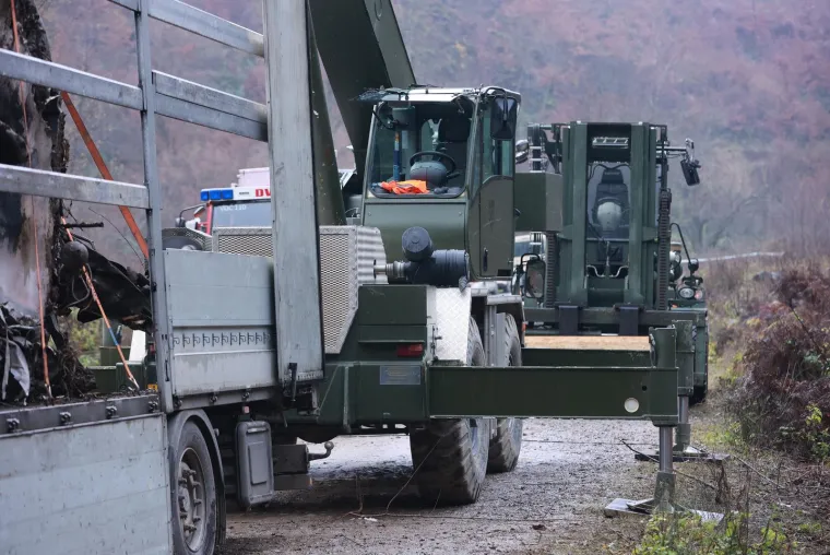 MORH odvukao ostatke palog zrakoplova  kamionom