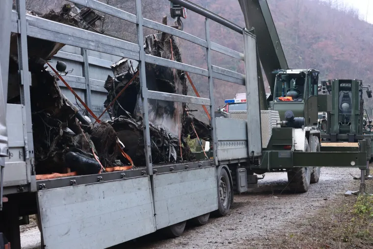 MORH odvukao ostatke palog zrakoplova  kamionom