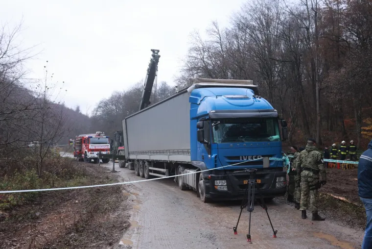 MORH odvukao ostatke palog zrakoplova  kamionom