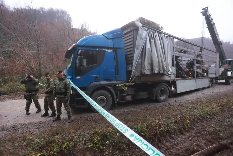 MORH odvukao ostatke palog zrakoplova  kamionom