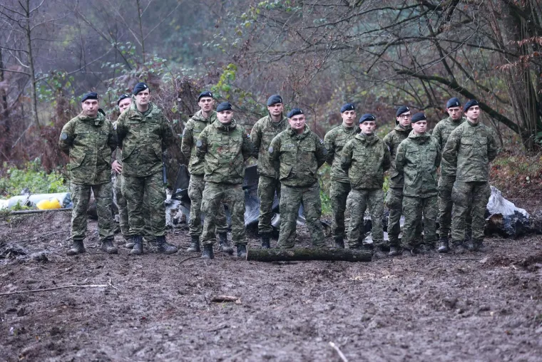 MORH odvukao ostatke palog zrakoplova  kamionom