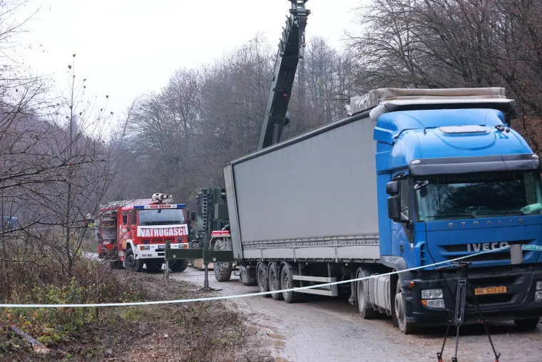 MORH odvukao ostatke palog zrakoplova  kamionom