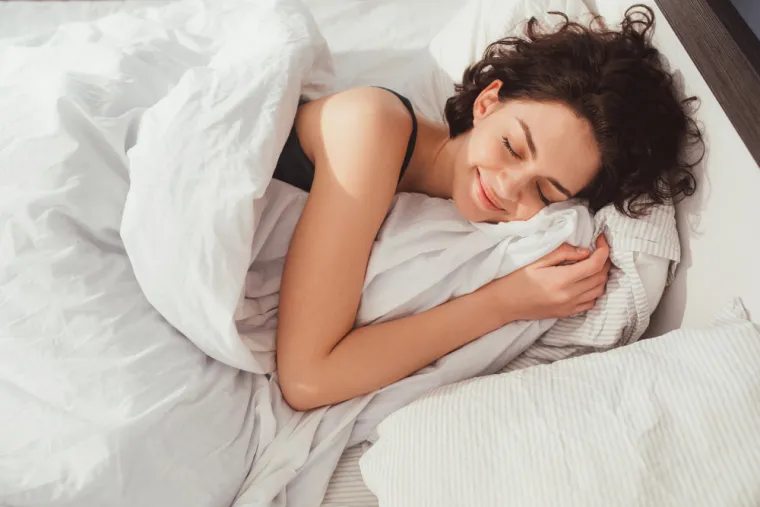 3. Osigurajte si dovoljno sna: Mnogi ljudi se bore sa snom kako stare, osobito tijekom menopauze ili godina koje prethode menopauzi, a ograničen ili loš san povezan je s debljanjem. Hosoda je rekla da uzima dodatke magnezija kako bi lakše spavala i oduprla se žudnji za šećerom, ali samo je nekoliko studija istražilo ovu vezu. Općenito, uzimanje dodataka prehrani nije siguran način za spavanje ili postizanje vaših ciljeva mršavljenja, piše Insider. Jedna recenzija objavljena 2021. pokazala je da se nekim odraslim osobama u 50-ima san neznatno poboljšao uz redovite dodatke magnezija, ali autori su zaključili da nema dovoljno dokaza za preporuku magnezija kao pomoćnog sredstva za spavanje.
