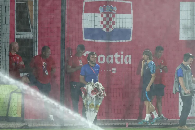 Uz brazilski, Vatrenima nedostaje jo&scaron; urugvajski skalp, ali s Urugvajcima Hrvati jo&scaron; nisu igrali dok su u tri susreta s Brazilom dva puta bivali poraženi te su samo jednom u prijateljskom susretu s moćnim Južnoamerikancima odigrali neodlučeno.
 