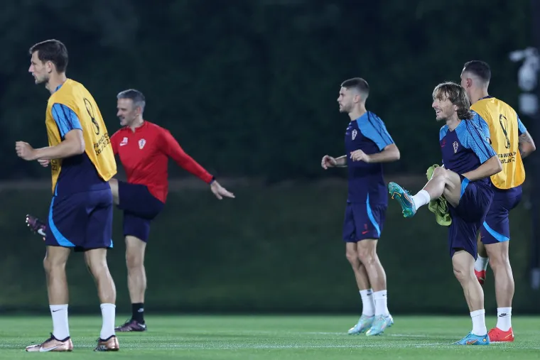 Zlatko Dalić je danas radio posljednje provjere i glancao formu i detalje koji bi mogli biti presudni u susretu s Brazilom. Dobre vijesti su da je Borna Sosa ponovno u kadru nakon &scaron;to je propustio susret s Japanom, no nova nevolja je zadesila Vatrene.
