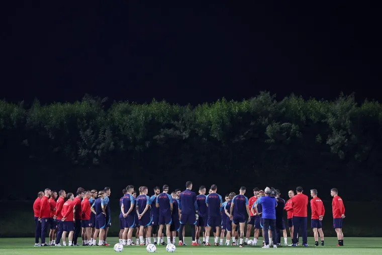 S treninga je izostao Mislav Or&scaron;ić koji je bio u konkurenciji za krilnu poziciju u četvrtfinalnom ogledu, a razlog je sličan kao i u slučaju Sose pred Japan. Naime, Dinamovog asa je shrvala povi&scaron;ena temperatura te je ostao u hotelu i po svemu sudeći ga nećemo gledati u četvrtfinalu. Druga dobra vijest je da se treninzima vratio Marcelo Brozović koji je pauzirao u srijedu.  Hrvatska i Brazil igraju u petak u 16 sati.