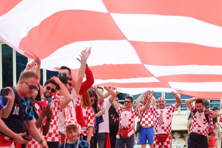 Hrvatski navijači Vatrenima priredili vatrenu atmosferu: Jedan političar 'zalutao' među njima