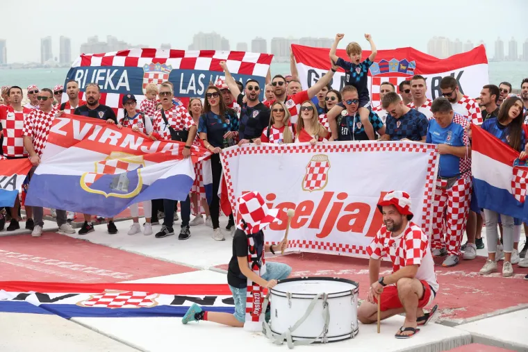 Hrvatski navijači Vatrenima priredili vatrenu atmosferu: Jedan političar 'zalutao' među njima
